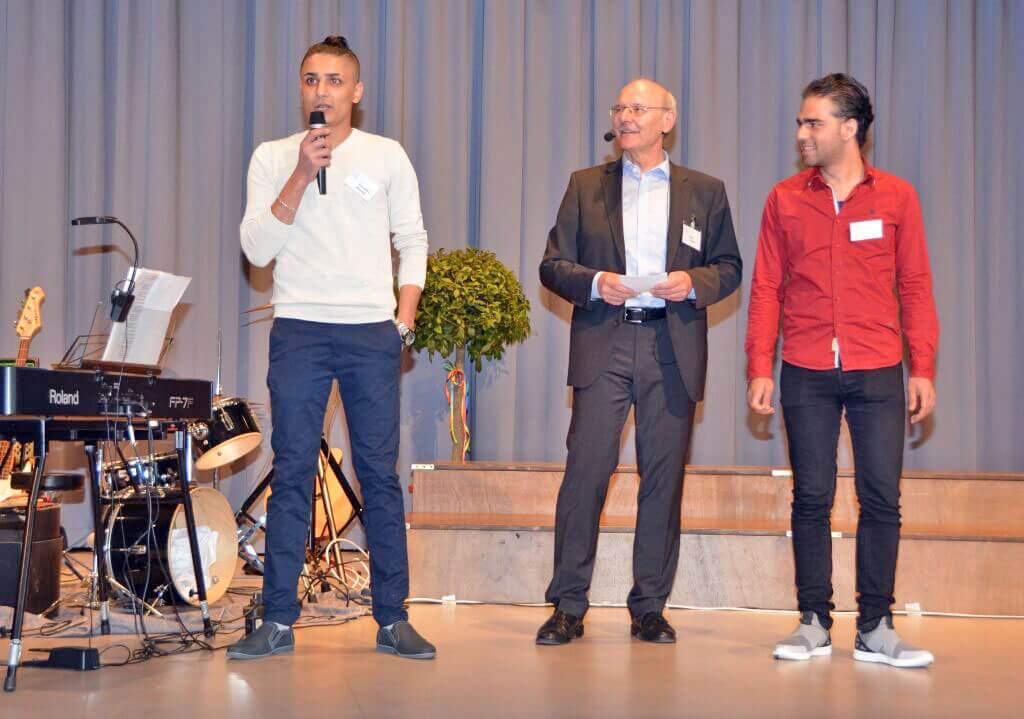 Syrer reden mit Moderator Rolf Walter über ihre Heimat